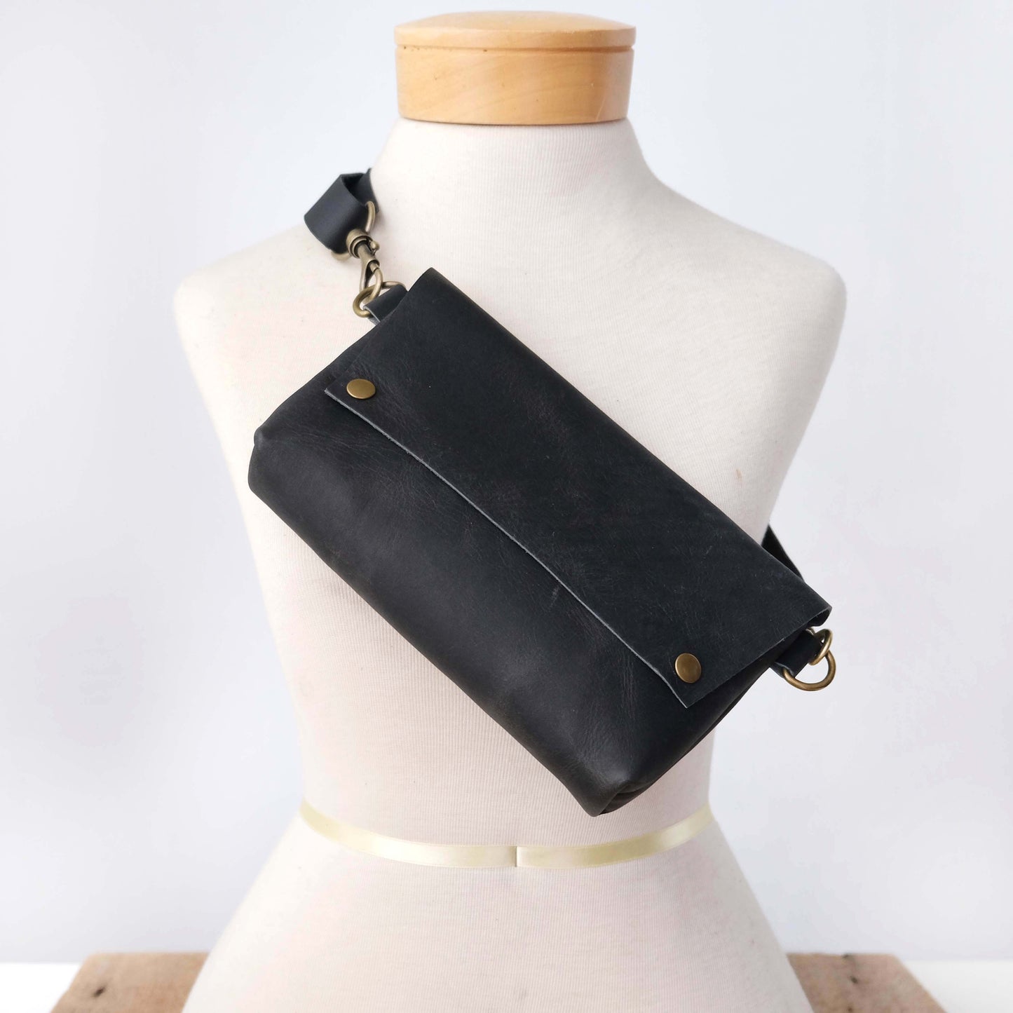 SECONDS: Luna Max: Charcoal Leather