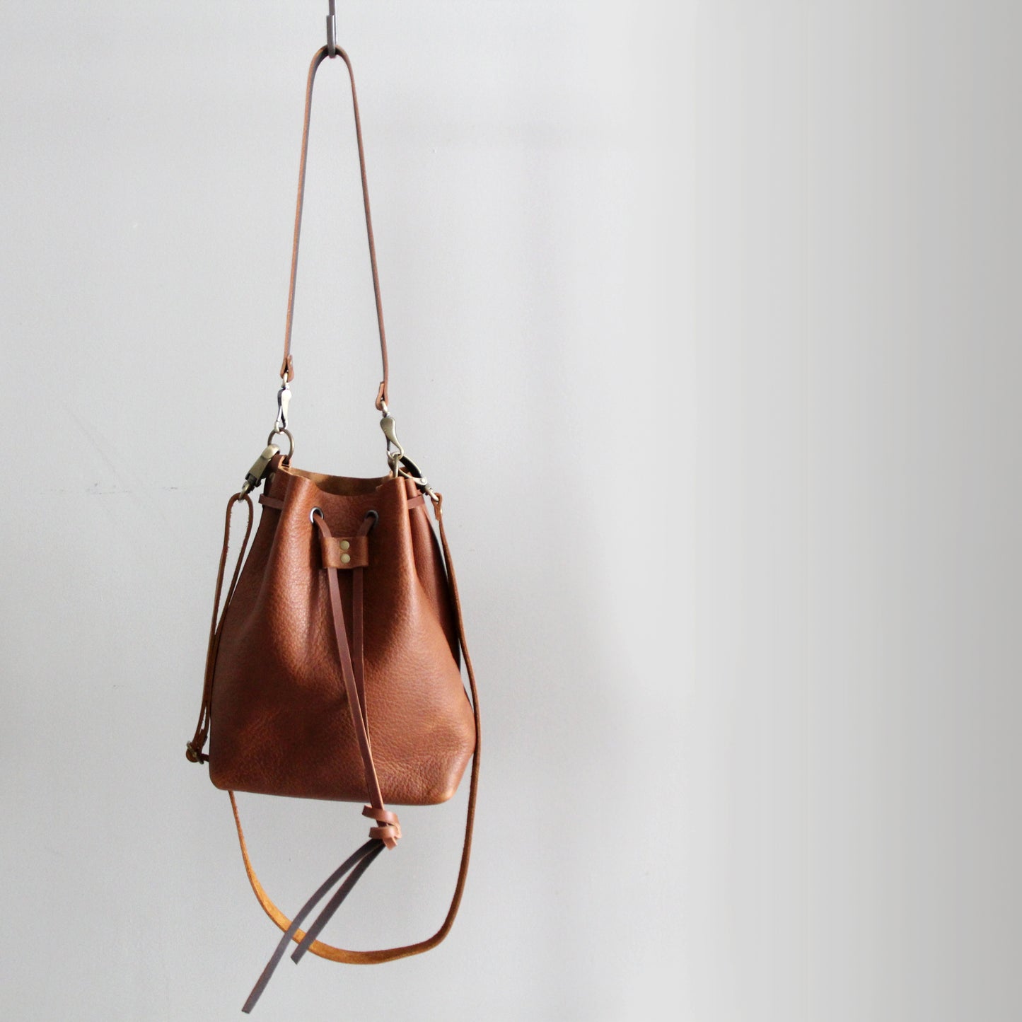 Emma Leather Bucket Bag: Cognac