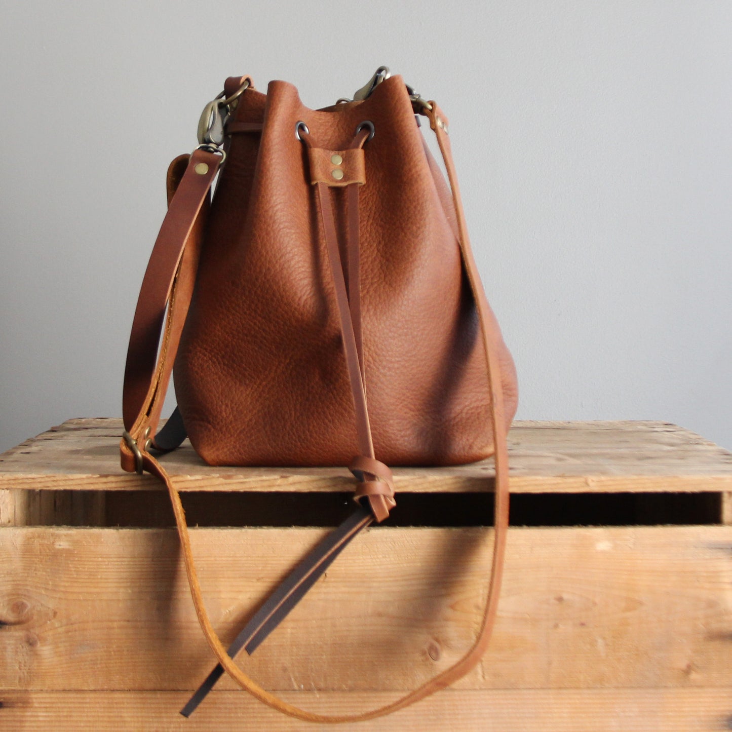 Emma Leather Bucket Bag: Cognac
